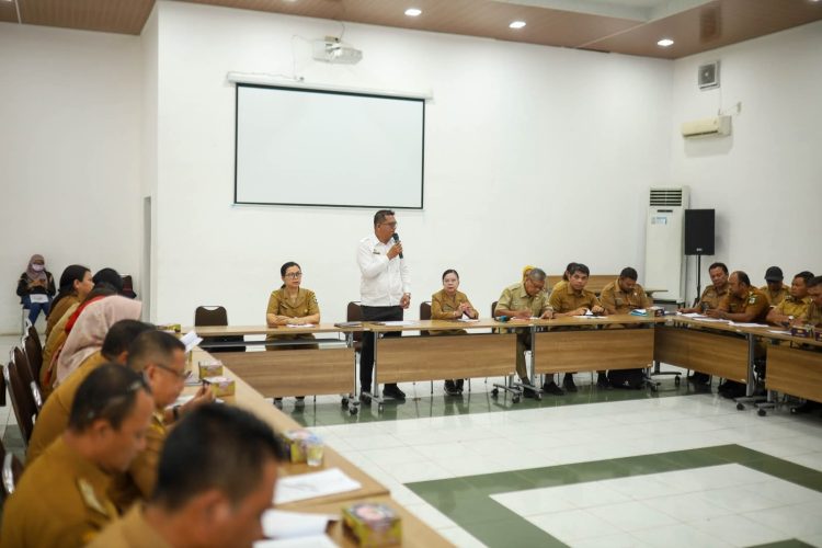 Kepala Dinas Perumahan Kawasan Pemukiman Robert Sitanggang saat menyampaikan pemaparan terkait FGD ( Dinas Kominfo Pematangsiantar )