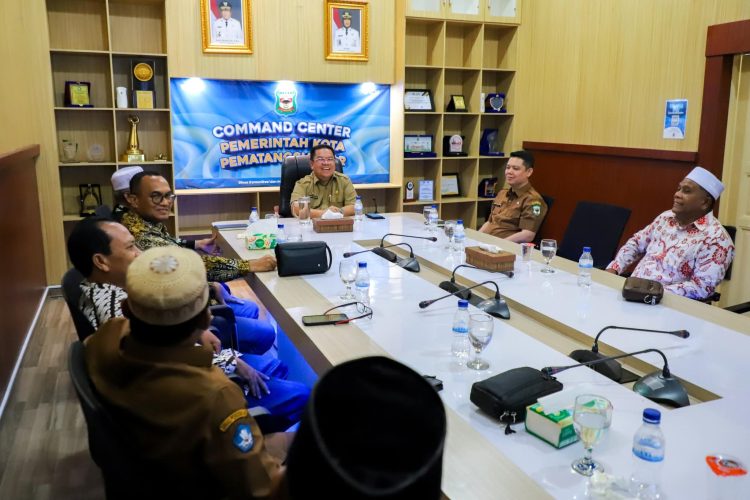 Wali Kota Pematangsiantar Wesly Silalahi saat menerima kunjungan FKUB Kota Pematangsiantar. ( Diskominfo Pematangsiantar )