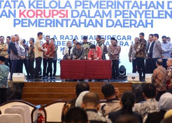 Wali Kota Pematangsiantar Wesly Silalahi dan Ketua DPRD Kota Pematangsiantar Timbul Marganda Lingga saat melakukan tanda tangan perkuat tata kelola Komitmen bersama KPK ( Diskominfo Pematangsiantar )