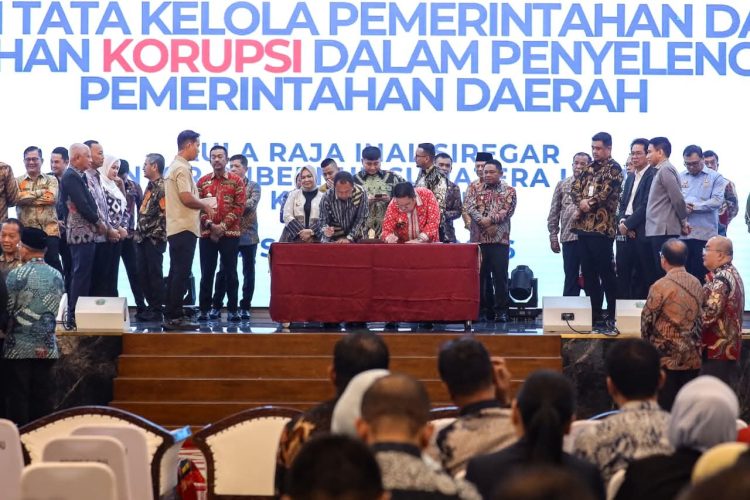 Wali Kota Pematangsiantar Wesly Silalahi dan Ketua DPRD Kota Pematangsiantar Timbul Marganda Lingga saat melakukan tanda tangan perkuat tata kelola Komitmen bersama KPK ( Diskominfo Pematangsiantar )