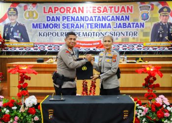 Kapolres Pematangsiantar AKBP Dhana Noer Kurniawan ( Kiri ) yang baru dan AKBP Sah Udur Sitinjak ( kanan ) saat serah terima jabatan. ( Humas Polres Pematangsiantar )
