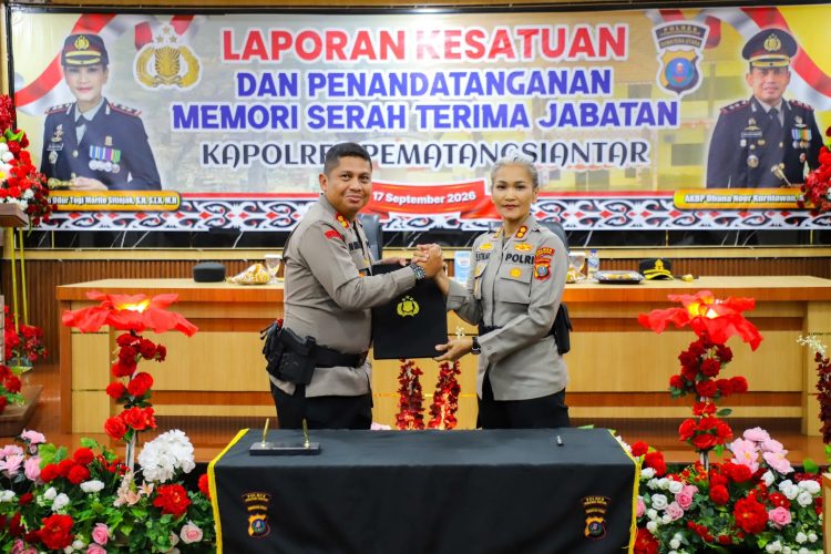 Kapolres Pematangsiantar AKBP Dhana Noer Kurniawan ( Kiri ) yang baru dan AKBP Sah Udur Sitinjak ( kanan ) saat serah terima jabatan. ( Humas Polres Pematangsiantar )