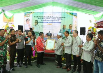 Wali Kota Pematangsiantar Wesly Silalahi saat menerima penghargaan sebagai Tokoh Toleransi Kota Pematangsiantar dari Forum Kerukunan Umat Beragama (FKUB). ( Diskominfo Pematangsiantar )