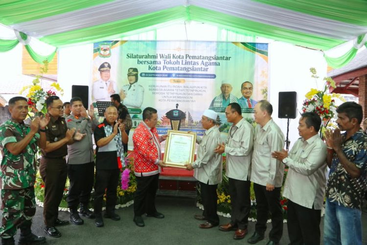 Wali Kota Pematangsiantar Wesly Silalahi saat menerima penghargaan sebagai Tokoh Toleransi Kota Pematangsiantar dari Forum Kerukunan Umat Beragama (FKUB). ( Diskominfo Pematangsiantar )