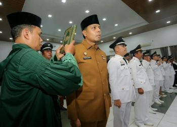 PNS Pemkot Siantar yang dilantik jabatan barunya saat diambil sumpahnya ( Diskominfo Pematangsiantar )