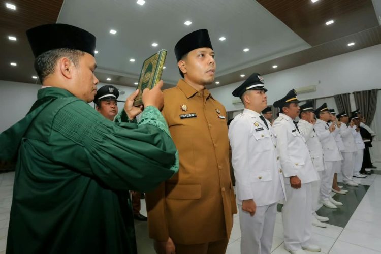 PNS Pemkot Siantar yang dilantik jabatan barunya saat diambil sumpahnya ( Diskominfo Pematangsiantar )