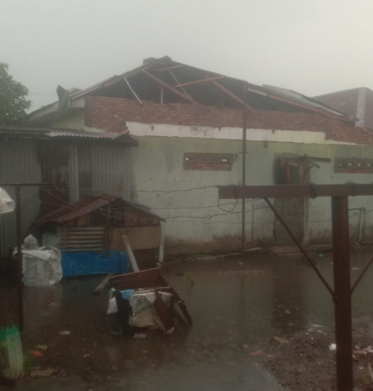 Salah satu rumah warga yang terdampak puting beliung di Simalungun.