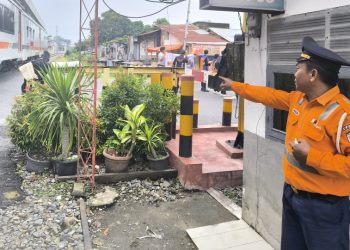Petugas tambahan yang diterjunkan untuk sebidang perlintasan. ( Humas PT KAI Divre I Sumut )