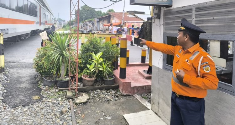 Petugas tambahan yang diterjunkan untuk sebidang perlintasan. ( Humas PT KAI Divre I Sumut )