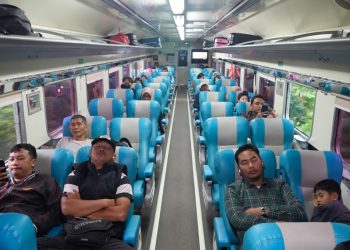 Suasana didalam Kereta Api saat penumpang menikmati perjalanan. ( Humas PT KAI Divre I Sumatera Utara )