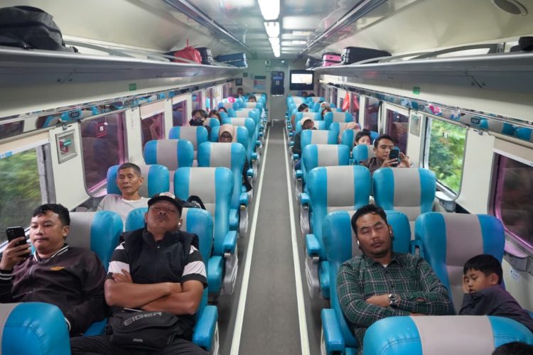 Suasana didalam Kereta Api saat penumpang menikmati perjalanan. ( Humas PT KAI Divre I Sumatera Utara )