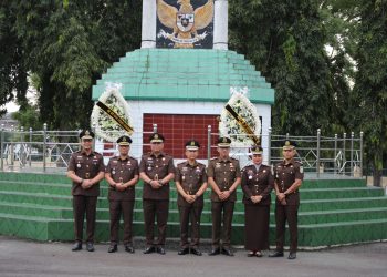 Pihak Kejaksaan Negeri Pematangsiantar saat melakukan ziarah dimakam pahlawan.