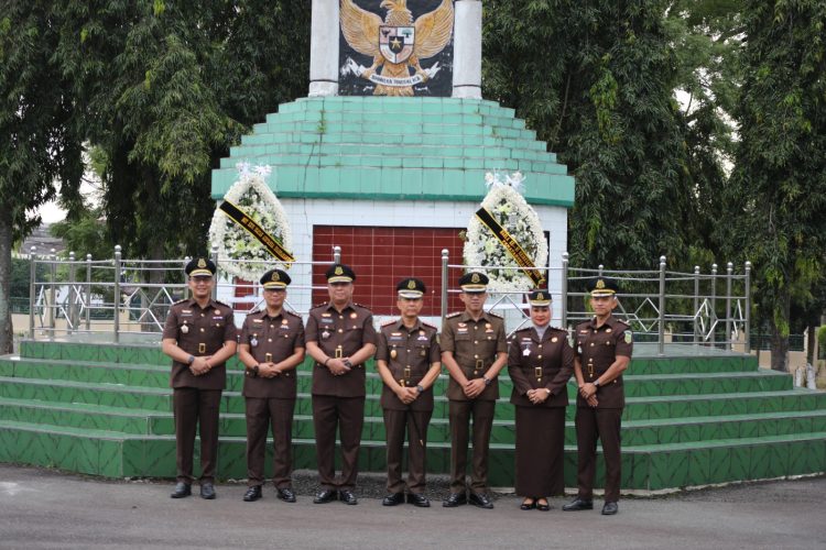 Pihak Kejaksaan Negeri Pematangsiantar saat melakukan ziarah dimakam pahlawan.