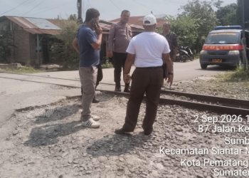 Personil Polsek Siantar Martoba saat cek lokasi kejadian tersambarnya karyawan KAI di Tambun Nabolon. ( Humas Polres Pematangsiantar )