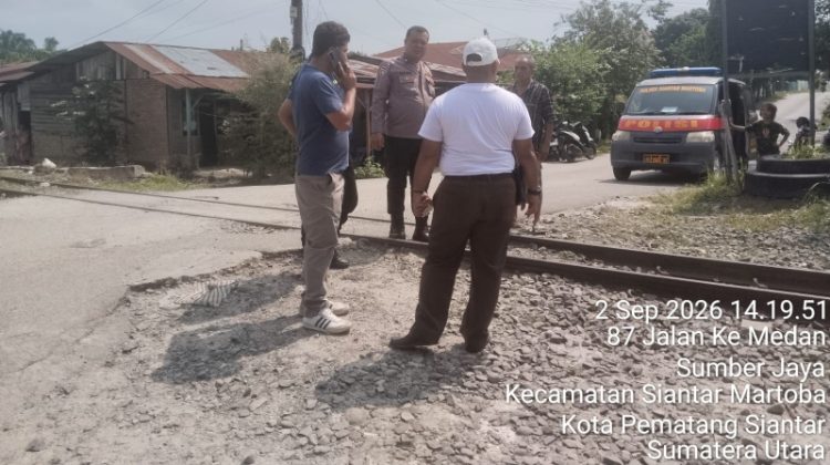 Personil Polsek Siantar Martoba saat cek lokasi kejadian tersambarnya karyawan KAI di Tambun Nabolon. ( Humas Polres Pematangsiantar )