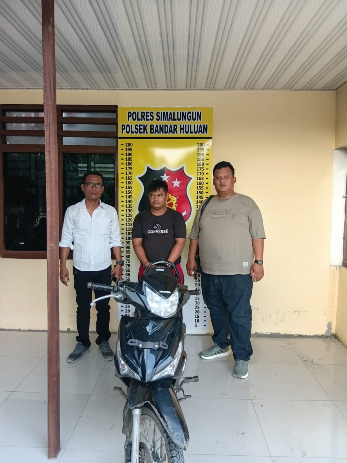 Pelaku pencurian sepeda motor Jerman Juventus Nababan bersama barang bukti saat diamankan Polisi. ( Humas Polres Simalungun )