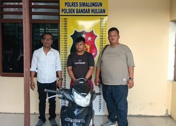 Pelaku pencurian sepeda motor Jerman Juventus Nababan bersama barang bukti saat diamankan Polisi. ( Humas Polres Simalungun )