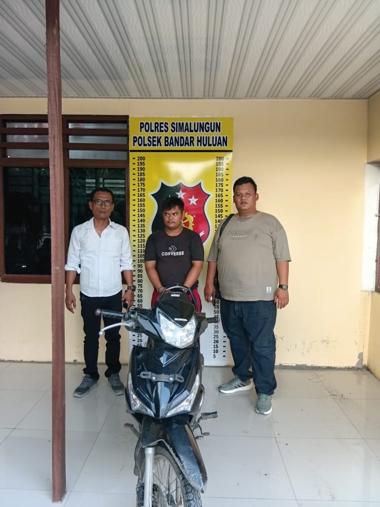 Pelaku pencurian sepeda motor Jerman Juventus Nababan bersama barang bukti saat diamankan Polisi. ( Humas Polres Simalungun )
