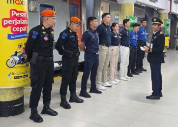 Karyawan PT KAI saat berada di stasiun kereta api Medan ( Humas PT KAI Divre I Sumatera Utara )