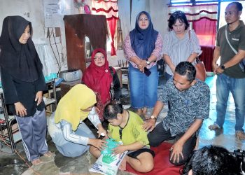 Disdukcapil Kabupaten Simalungun saat melakukan jemput bola kerumah warga. ( Diskominfo Simalungun )