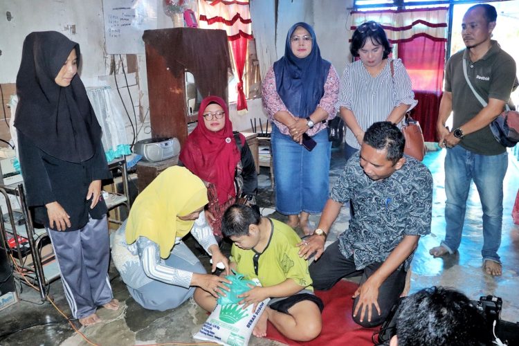 Disdukcapil Kabupaten Simalungun saat melakukan jemput bola kerumah warga. ( Diskominfo Simalungun )