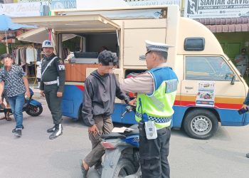 Pihak Polisi Satuan Lalulintas Polres Pematangsiantar saat melakukan razia kendaraan dijalan Merdeka.