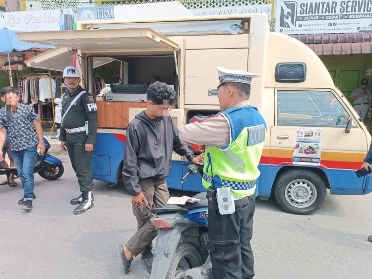 Pihak Polisi Satuan Lalulintas Polres Pematangsiantar saat melakukan razia kendaraan dijalan Merdeka.