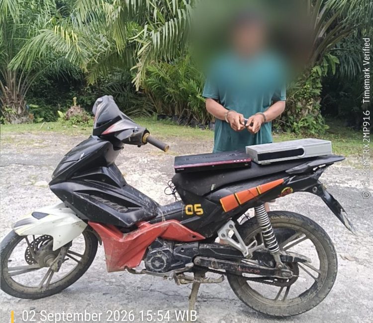 Pelaku pencurian ( Rudi Hartono ) dan barang bukti yang diamankan Polisi ( Humas Polres Simalungun )
