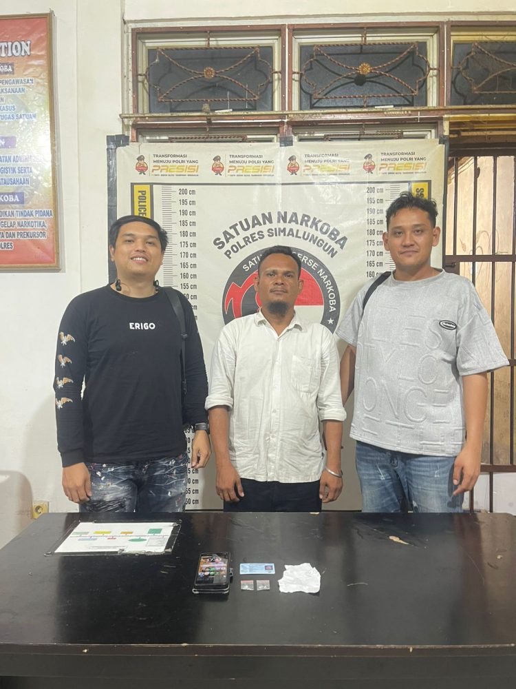 Pelaku penyalahgunaan Narkotika dan barang bukti yang diamankan Polisi. ( Humas Polres Simalungun )