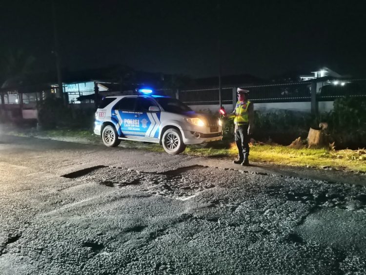 Personil Sat Lantas Polres Simalungun saat berada di jalur Siantar - Perdagangan melakukan patroli malam.( Humas Polres Simalungun )