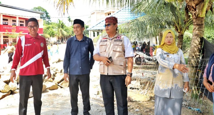 Kepala BPBD Kabupaten Simalungun Budiman Silalahi saat meninjau lokasi yang sering banjir di Serbelawan ( Diskominfo Simalungun )