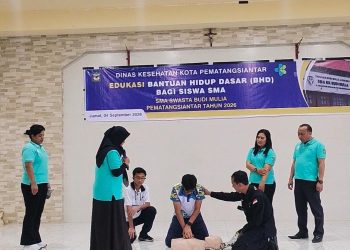 Pihak Dinas Kesehatan Kota Pematangsiantar saat edukasi Bantuan Hidup Dasar ( BHD ) kepada siswa SMA Swasta Budi Mulia.
