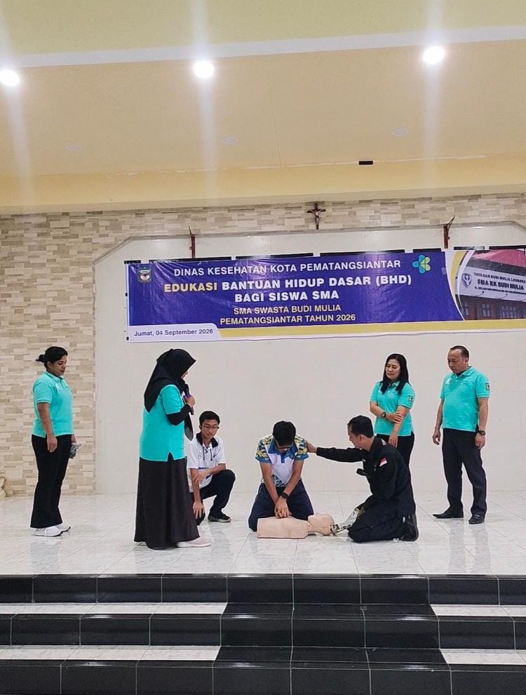 Pihak Dinas Kesehatan Kota Pematangsiantar saat edukasi Bantuan Hidup Dasar ( BHD ) kepada siswa SMA Swasta Budi Mulia.