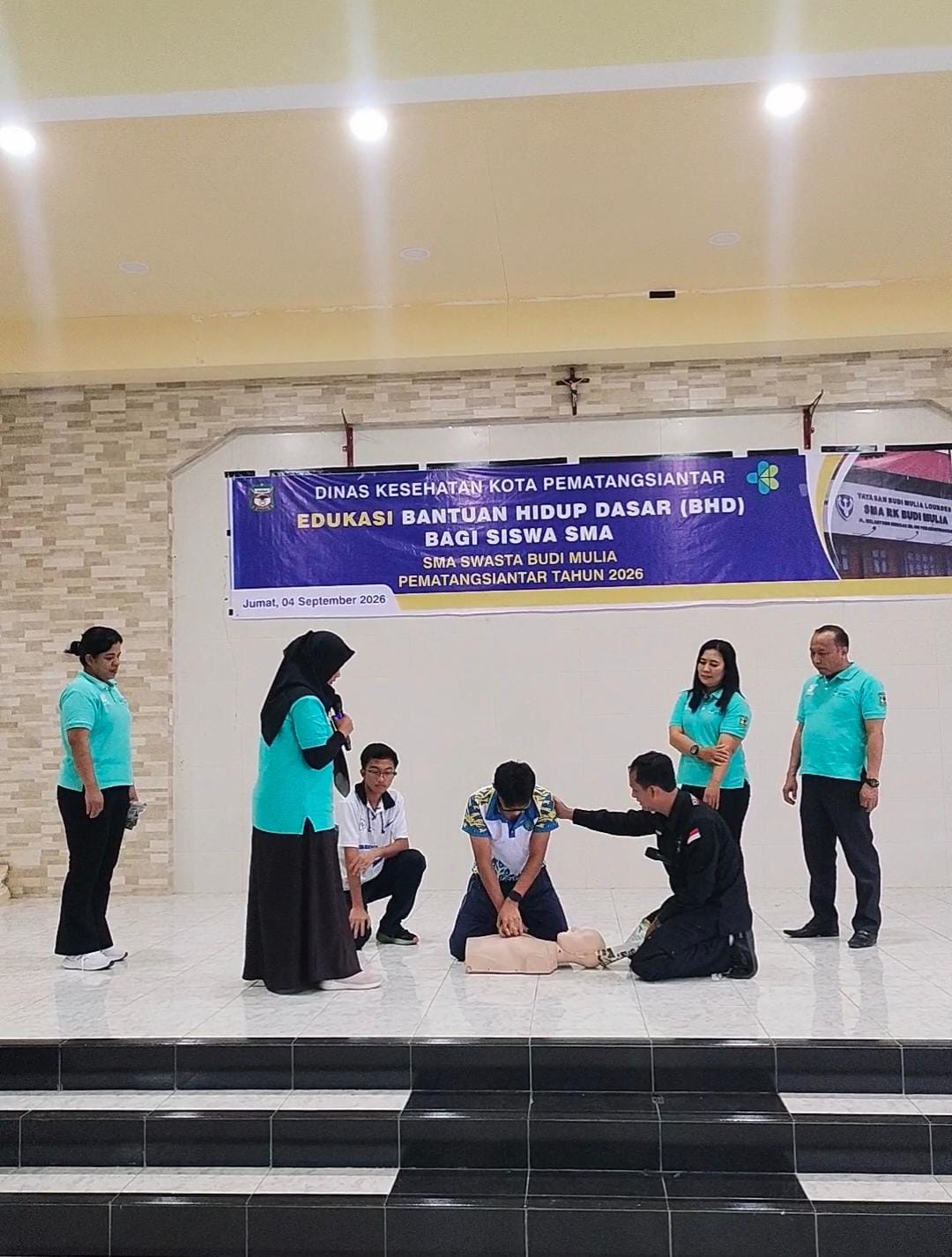 Pihak Dinas Kesehatan Kota Pematangsiantar saat edukasi Bantuan Hidup Dasar ( BHD ) kepada siswa SMA Swasta Budi Mulia.