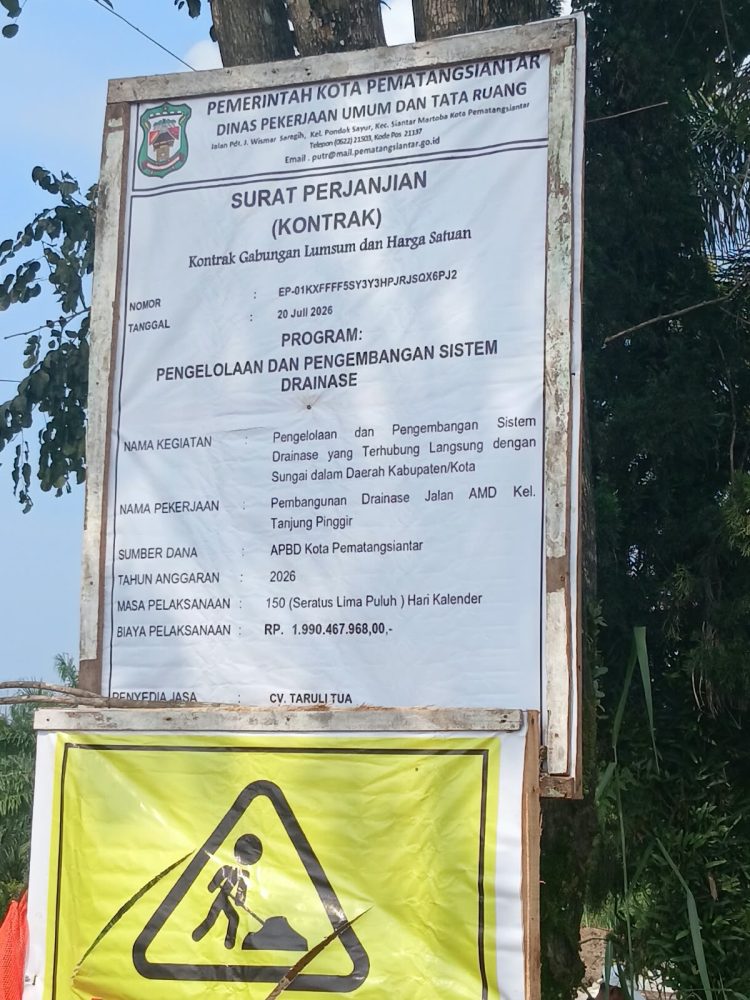Plang kegiatan pekerjaan proyek Drainase di Tanjung Pinggir Kota Pematangsiantar ( Herry Sinaga )