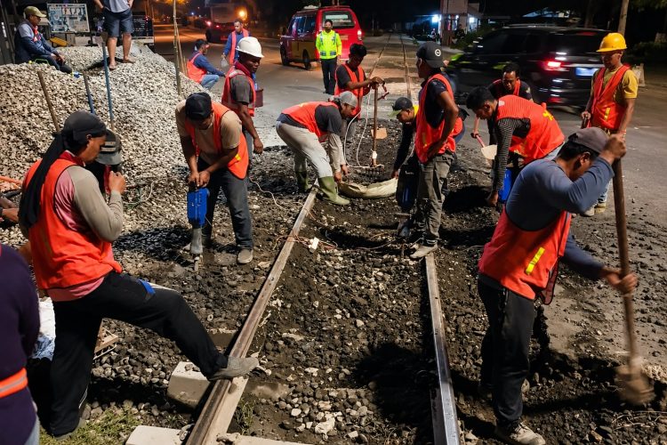 Jalur kereta api yang sedang diperbaiki PT KAI di Pagar Jati Lubuk Pakam, Sumut ( Humas PT KAI Divre I Sumatera Utara )