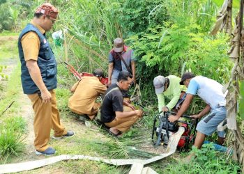Kepala BPBD Kabupaten Simalungun Budiman Silalahi saat meninjau langsung lokasi petani ( Diskominfo Simalungun )