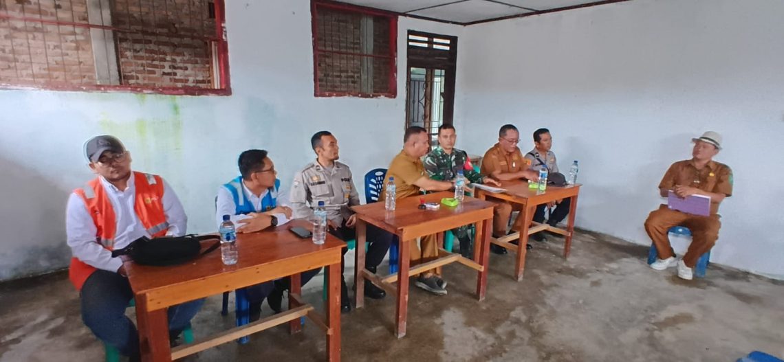 Polsek Silou Kahean, PLN dan TNI beserta warga saat gelar rapat terkait rencana pemasangan tiang PLN . ( Humas Polres Simalungun )