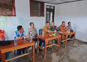 Polsek Silou Kahean, PLN dan TNI beserta warga saat gelar rapat terkait rencana pemasangan tiang PLN . ( Humas Polres Simalungun )