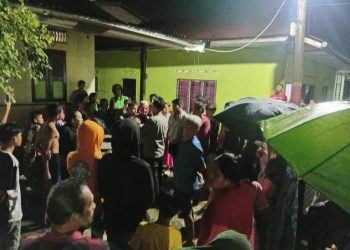 Pihak Kepolisian saat berada di lokasi penikaman untuk mengamankan terduga pelaku ( Humas Polres Pematangsiantar )