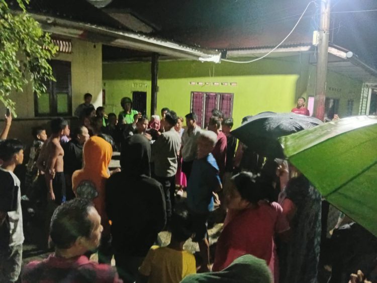 Pihak Kepolisian saat berada di lokasi penikaman untuk mengamankan terduga pelaku ( Humas Polres Pematangsiantar )