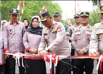 Kapolres Simalungun AKBP Marganda Aritonang saat meresmikan jembatan Merah Putih di Nagori Naga Dolok ( Humas Polres Simalungun )