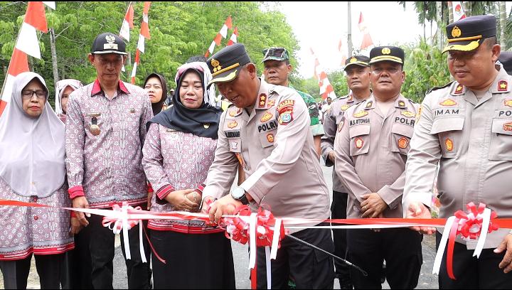 Kapolres Simalungun AKBP Marganda Aritonang saat meresmikan jembatan Merah Putih di Nagori Naga Dolok ( Humas Polres Simalungun )