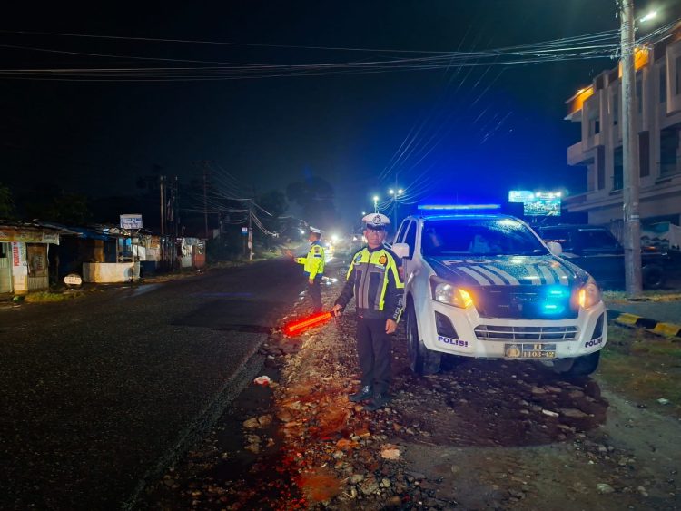 Personil Satlantas Polres Simalungun saat lakukan Blue Light Patrol di lintas Siantar - Perdagangan ( Humas Polres Simalungun )