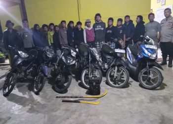 Sebanyak 13 Remaja yang diamankan Polsek Dolok Silau karena akan melakukan aksi tawuran ( Humas Polres Simalungun )