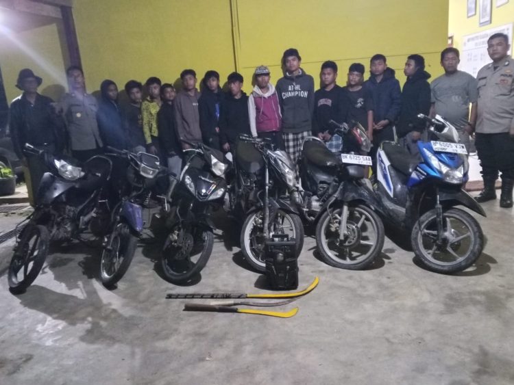 Sebanyak 13 Remaja yang diamankan Polsek Dolok Silau karena akan melakukan aksi tawuran ( Humas Polres Simalungun )