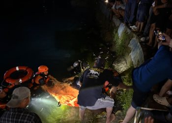 Tim Basarnas saat berhasil mengevakuasi korban yang tenggelam di Wisata Sungai Lobang Kerasaan Simalungun ( BPBD Simalungun )