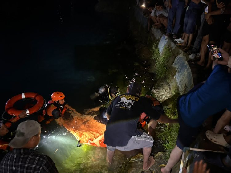 Tim Basarnas saat berhasil mengevakuasi korban yang tenggelam di Wisata Sungai Lobang Kerasaan Simalungun ( BPBD Simalungun )