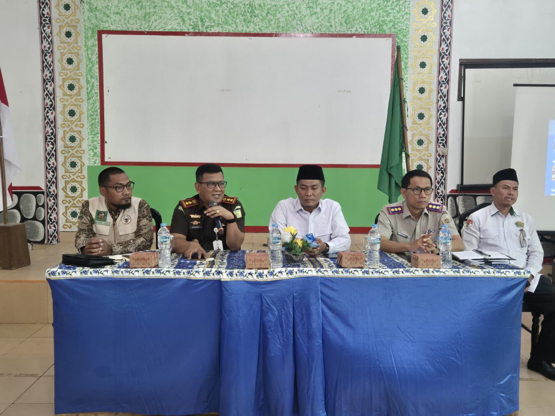 Kejari Simalungun saat bersama pihak badan pertanahan untuk membahas sertifikasi tanah wakaf. ( Humas Kejari Simalungun )