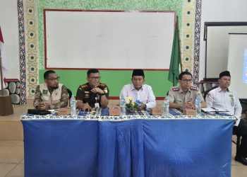 Kejari Simalungun saat bersama pihak badan pertanahan untuk membahas sertifikasi tanah wakaf. ( Humas Kejari Simalungun )